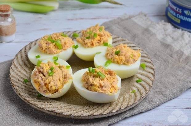 Stuffed eggs with tuna – a simple and delicious recipe with photos (step by step)