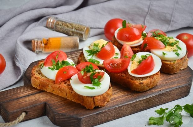 Egg and tomato sandwiches