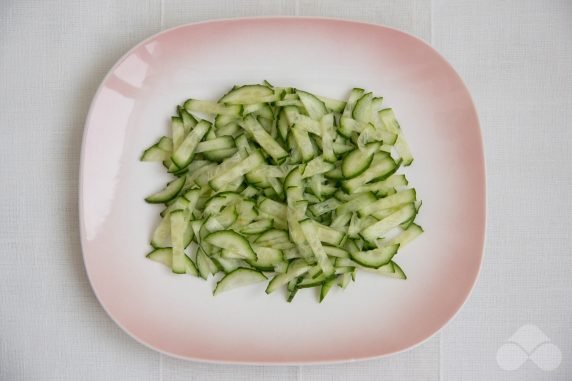 Spicy salad of cucumbers, cabbage and Korean carrots: photo of recipe preparation, step 2