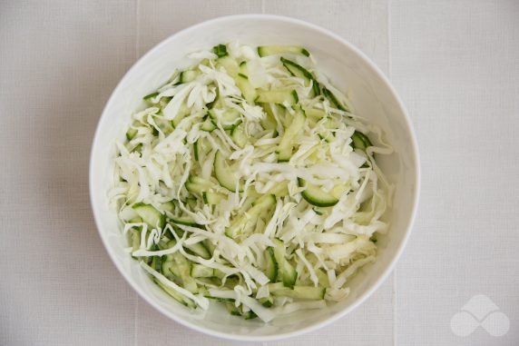 Spicy salad of cucumbers, cabbage and Korean carrots: photo of recipe preparation, step 3