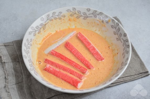 Fried crab sticks with paprika: photo of recipe preparation, step 3