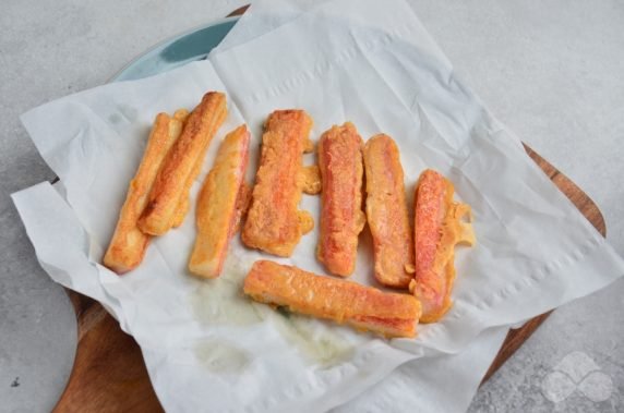 Fried crab sticks with paprika: photo of recipe preparation, step 5