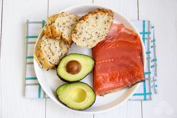 Bruschetta with salmon and avocado: photo of recipe preparation, step 1