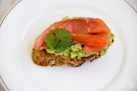 Bruschetta with salmon and avocado: photo of recipe preparation, step 4