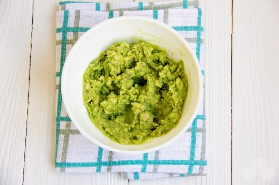 Bruschetta with salmon and avocado: photo of recipe preparation, step 3