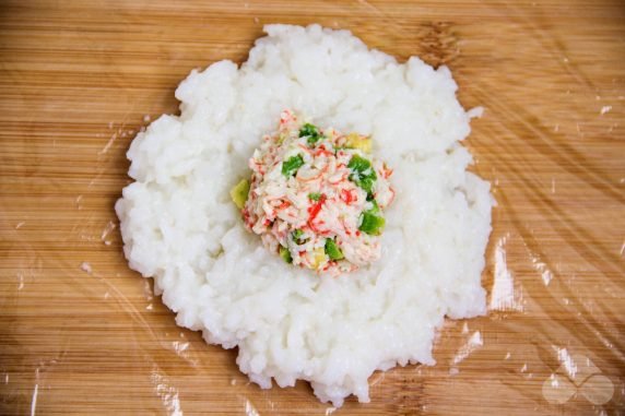 Onigiri with crab sticks: photo of recipe preparation, step 4