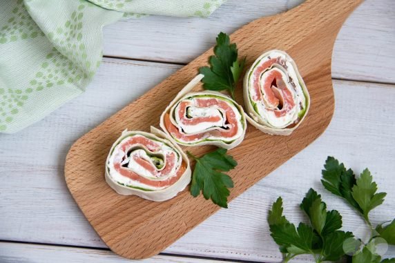 Pita bread roll with smoked salmon and rosemary: photo of recipe preparation, step 4