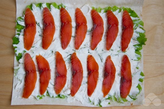 Pita bread roll with smoked salmon and rosemary: photo of recipe preparation, step 3