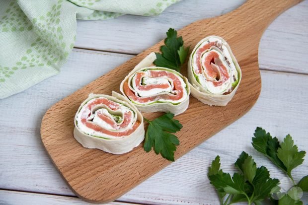 Pita bread roll with smoked salmon and rosemary – a simple and delicious recipe with photos (step-by-step)