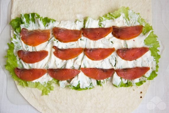 Lavash roll with red fish and lettuce: photo of recipe preparation, step 3