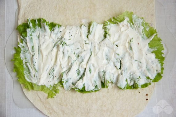 Lavash roll with red fish and lettuce: photo of recipe preparation, step 2