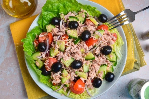 Salad with tuna, fresh vegetables and olives: photo of recipe preparation, step 3