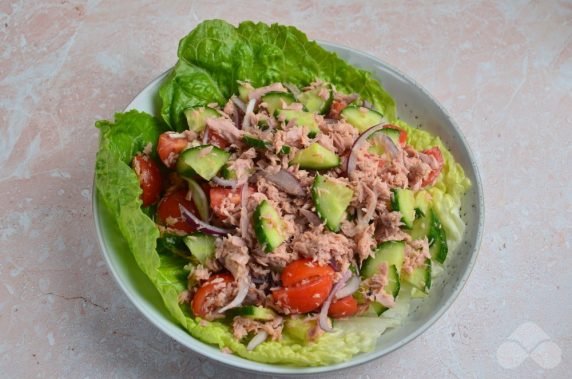 Salad with tuna, fresh vegetables and olives: photo of recipe preparation, step 2