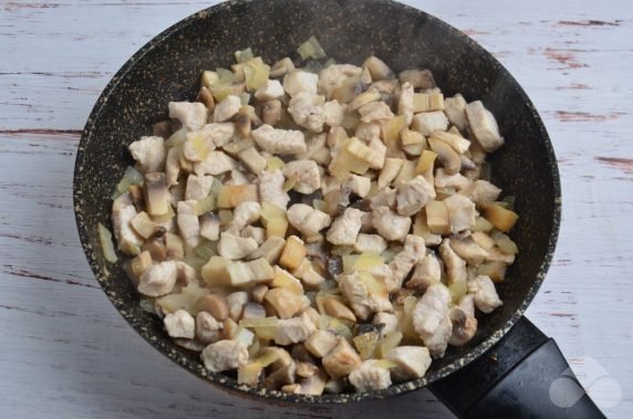 Baked tartlets with chicken, mushrooms and cheese: photo of recipe preparation, step 2