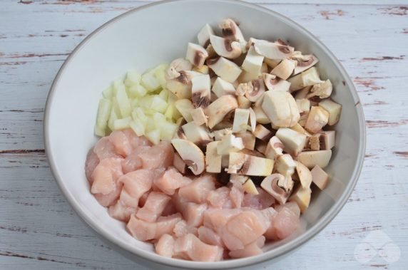 Baked tartlets with chicken, mushrooms and cheese: photo of recipe preparation, step 1