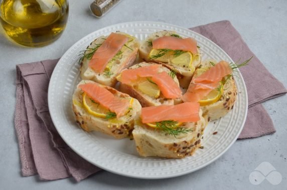 Canapé with olives and salted salmon: photo of recipe preparation, step 2