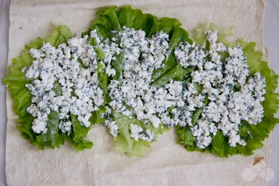 A roll of pita bread with cottage cheese and tomatoes : photo of recipe preparation, step 3