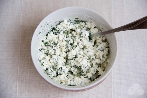 A roll of pita bread with cottage cheese and tomatoes : photo of recipe preparation, step 1