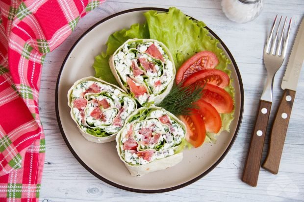 A roll of pita bread with cottage cheese and tomatoes is a simple and delicious recipe with photos (step by step)