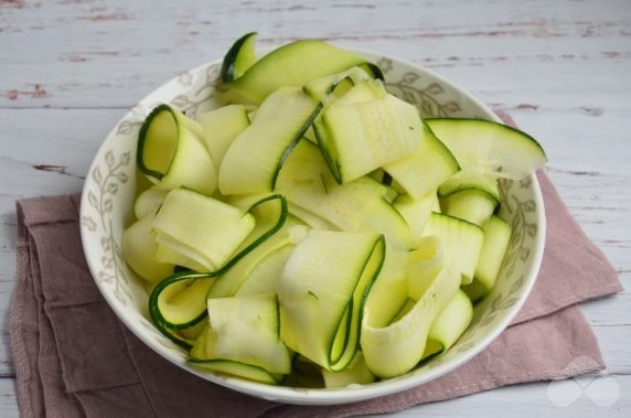 Pickled zucchini with herbs and honey: photo of recipe preparation, step 1