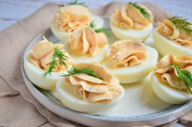 Eggs stuffed with salmon and cottage cheese – a simple and delicious recipe with photos (step by step)
