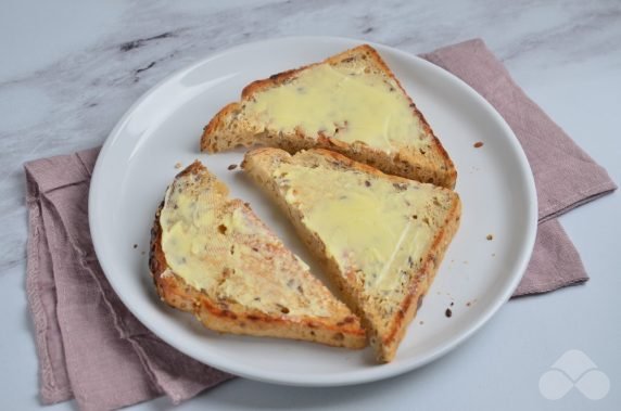 Sandwiches with red caviar and butter: photo of recipe preparation, step 2