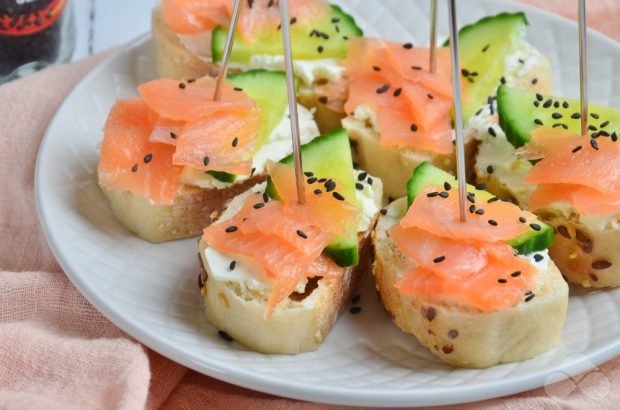 Canapé with salmon and cream cheese is a simple and delicious recipe with photos (step by step)