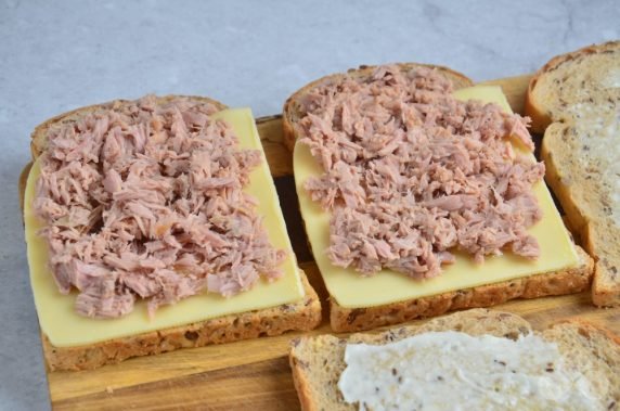 Tuna and cheese sandwich: photo of recipe preparation, step 2