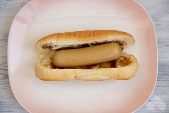 Hot dog with sauerkraut and barbecue sauce: photo of recipe preparation, step 2