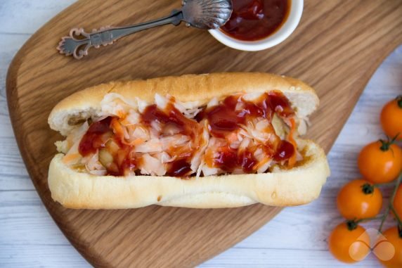 Hot dog with sauerkraut and barbecue sauce: photo of recipe preparation, step 3