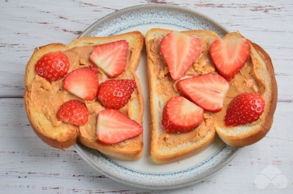 Sandwiches with strawberries and nut butter: photo of recipe preparation, step 2