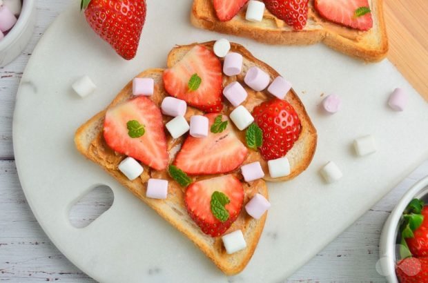 Sandwiches with strawberries and nut butter – a simple and delicious recipe with photos (step by step)