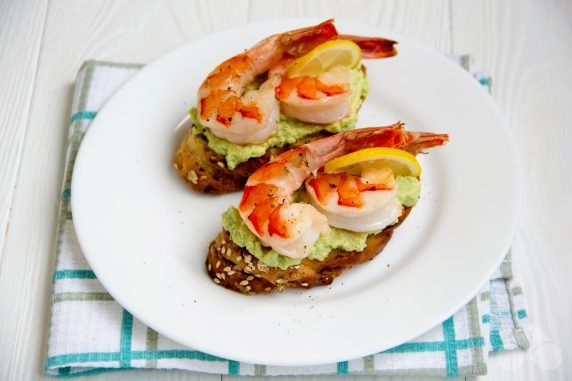 Bruschetta with avocado and shrimp: photo of recipe preparation, step 4