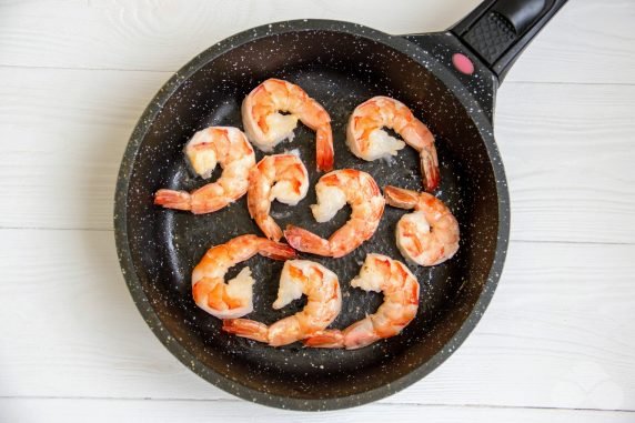 Bruschetta with avocado and shrimp: photo of recipe preparation, step 3