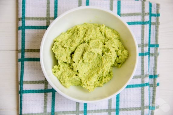 Bruschetta with avocado and shrimp: photo of recipe preparation, step 2