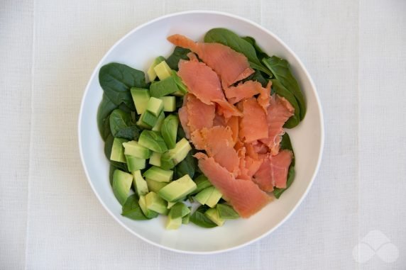 Salad with red fish, spinach and avocado: photo of recipe preparation, step 3