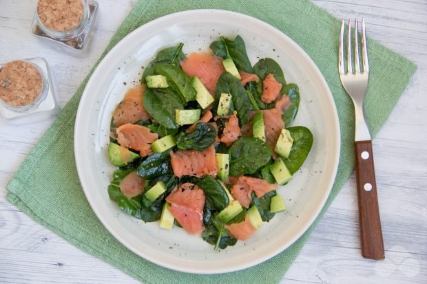 Salad with red fish, spinach and avocado