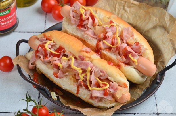 American hot dog with onion and bacon – a simple and delicious recipe with photos (step by step)