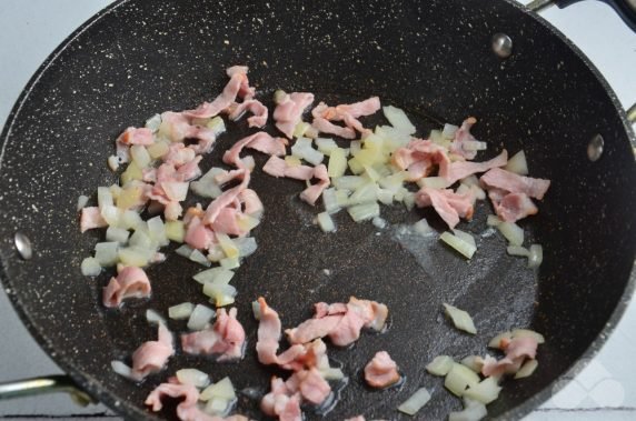 American hot dog with onion and bacon: photo of recipe preparation, step 1