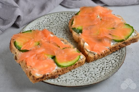 Sandwiches with smoked salmon and capers: photo of recipe preparation, step 2