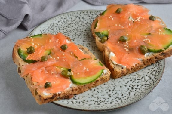 Sandwiches with smoked salmon and capers: photo of recipe preparation, step 3