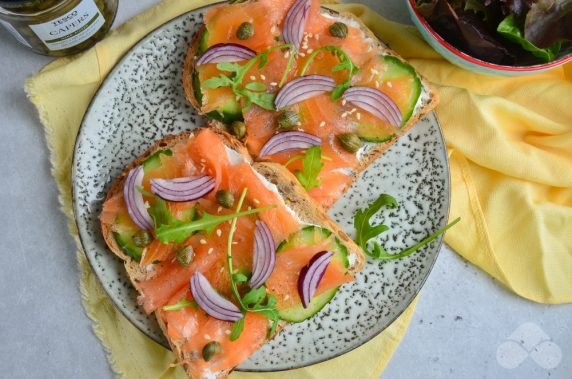 Sandwiches with smoked salmon and capers: photo of recipe preparation, step 4