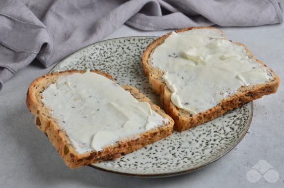 Sandwiches with smoked salmon and capers: photo of recipe preparation, step 1