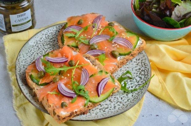 Sandwiches with smoked salmon and capers - a simple and delicious recipe with photos (step by step)