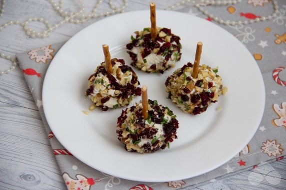 Cheese balls with cranberries and nuts: photo of recipe preparation, step 4