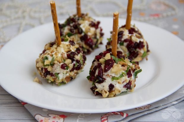 Cheese balls with cranberries and nuts – a simple and delicious recipe with photos (step by step)