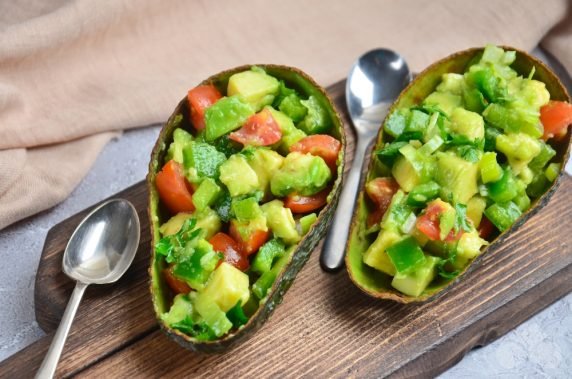 Stuffed avocados with tomatoes and pepper: photo of recipe preparation, step 3