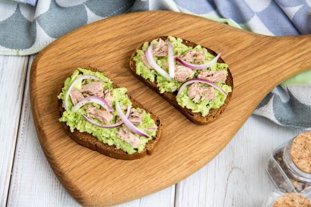 Sandwich with avocado and tuna 