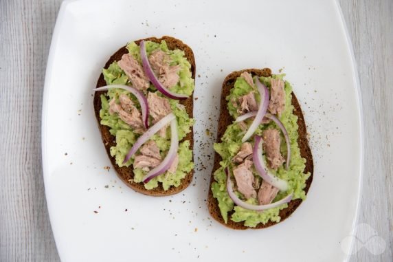 Sandwich with avocado and tuna : photo of recipe preparation, step 3