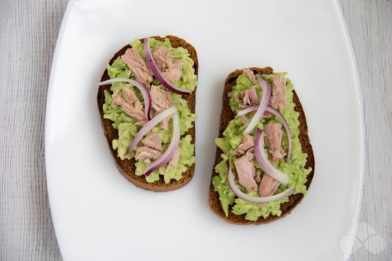 Sandwich with avocado and tuna : photo of recipe preparation, step 2